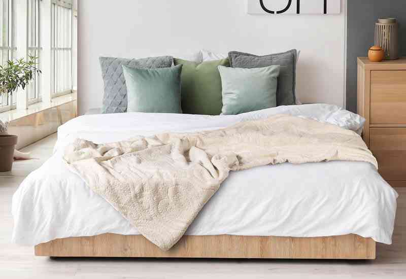 Prefinjen klasični vzorec polepša vsako posteljo ali kavč.